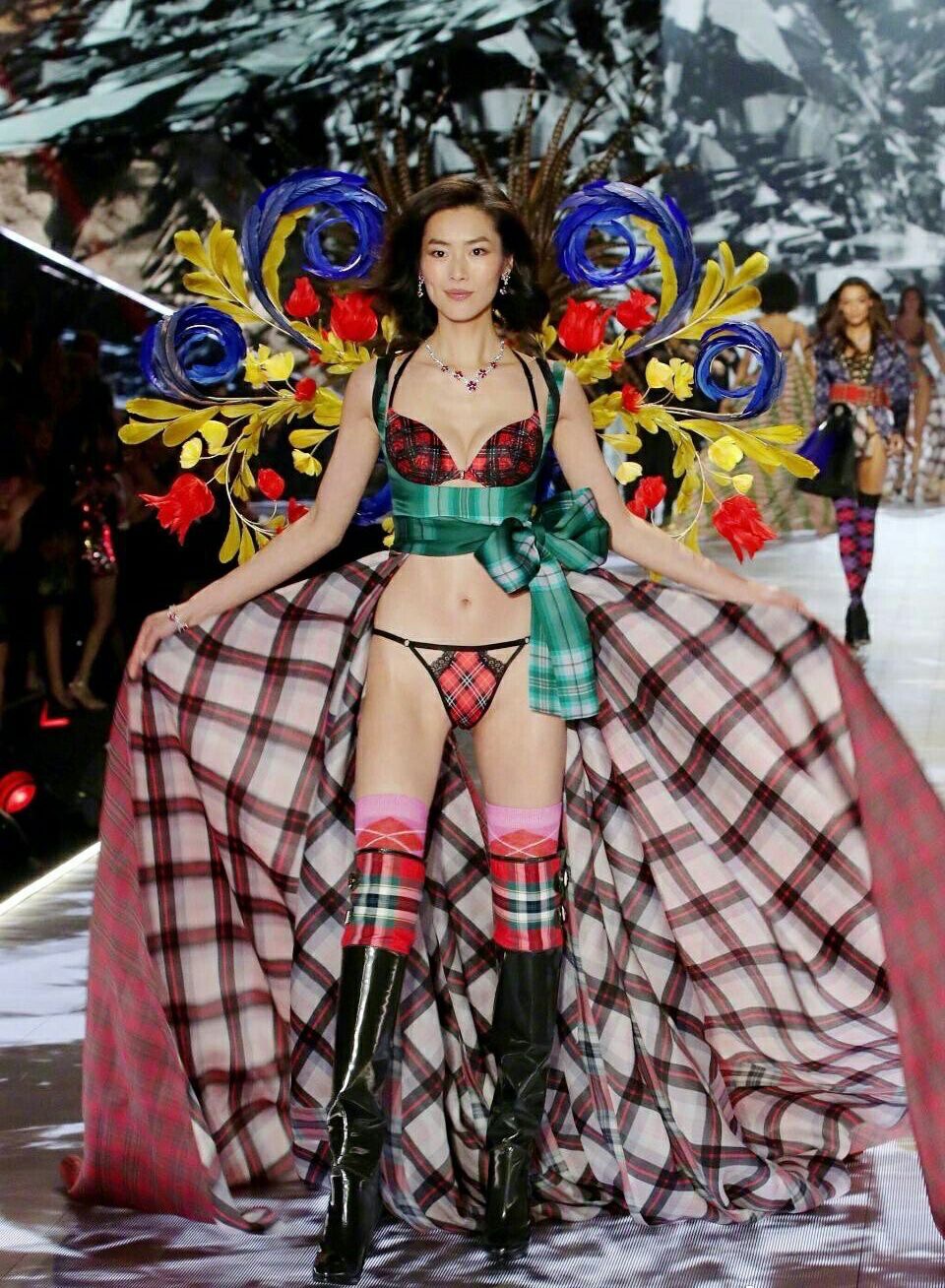 刘雯2018年维密秀翅膀