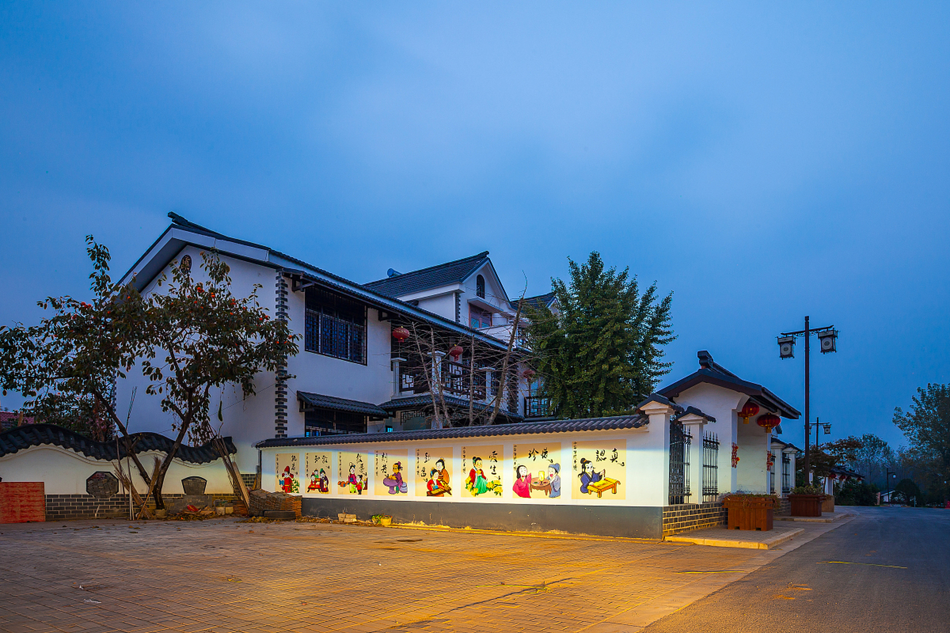 通过建设美丽宜居的乡村环境,发展乡村旅游,促进农民增收等措施,推动