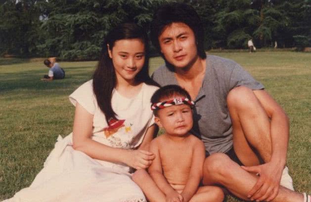 出演"白云瑞"成名,和初恋相爱18年走入殿堂,儿子长相随爹帅气