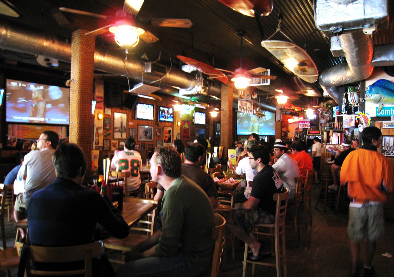 在墨西哥酒吧庆祝女儿的生日,内心充满幸福