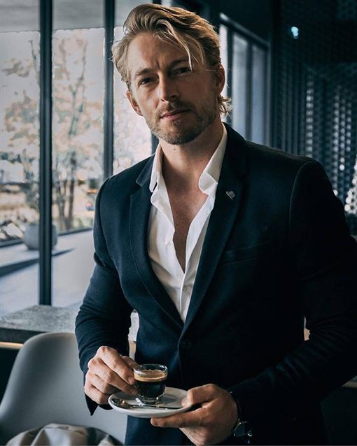 法比欧当街亲吻长发妹,透露理想女友的条件