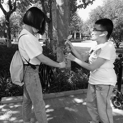 聋哑男孩勇敢"交流" 一小时成功牵手