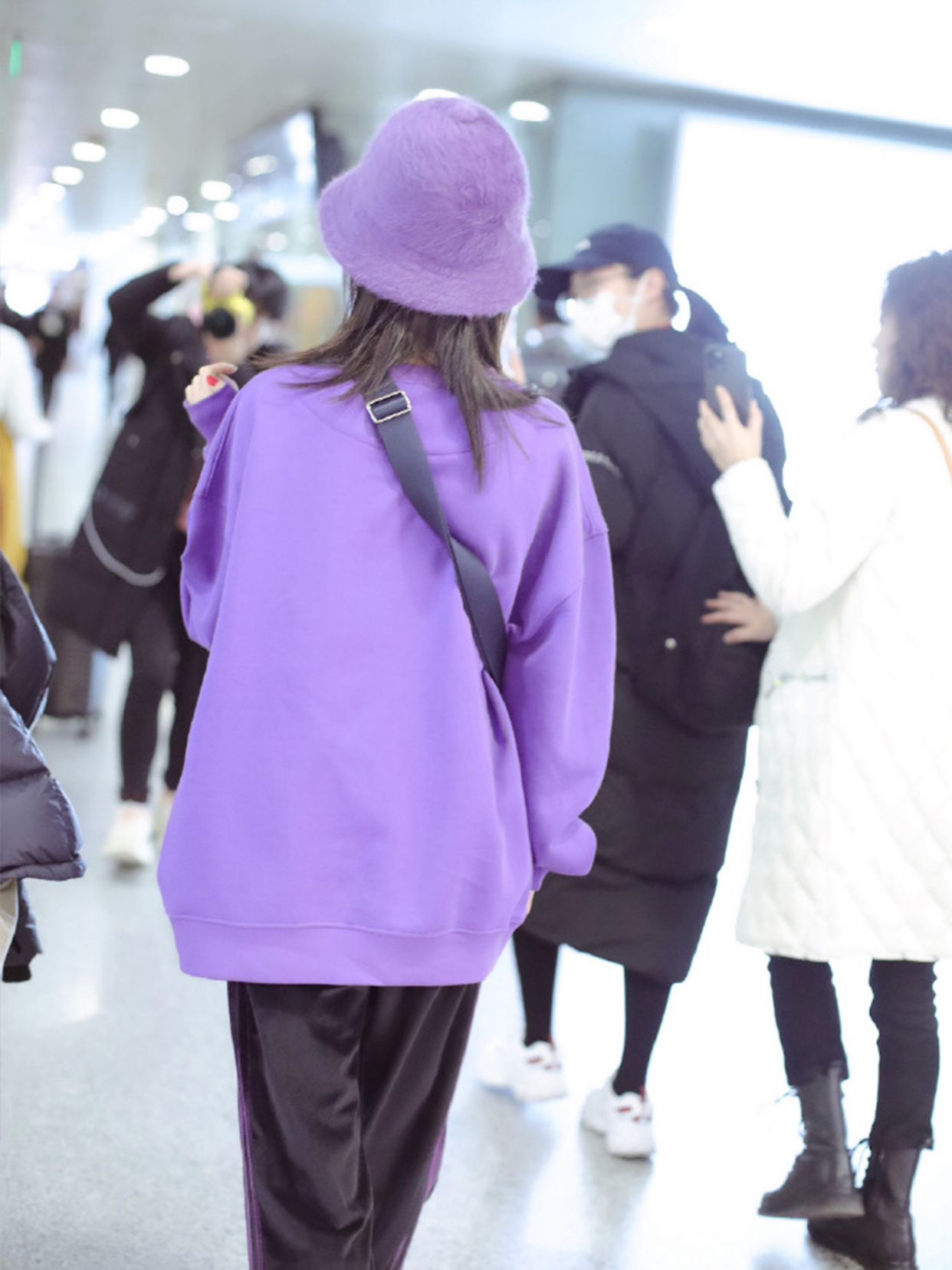 吴谨言现身机场,示范紫色系穿搭,网友:"璎桃"变葡萄!