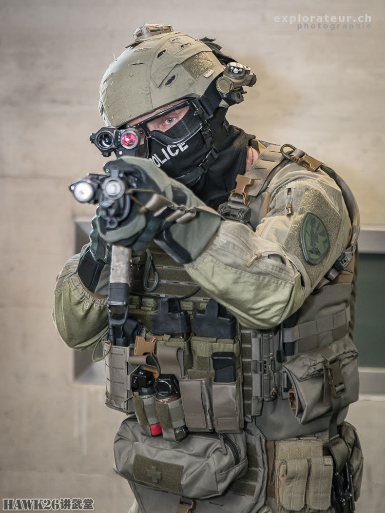 瑞士洛桑特警实战训练 盾牌手膂力惊人 看不见的训练成本最昂贵