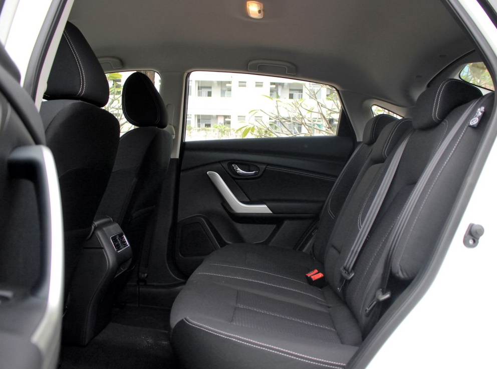 东风启辰t90空间比较大,完全够用,如果还嫌不够用的话只能说你太矫情