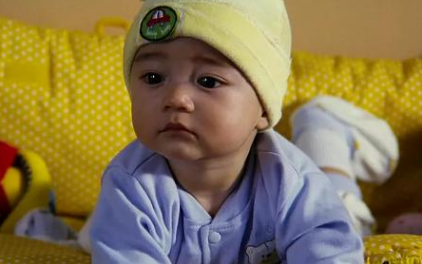 剧中的小宝宝他叫他叫马修也叫蔡志强,是个混血男孩,他2005年出生于