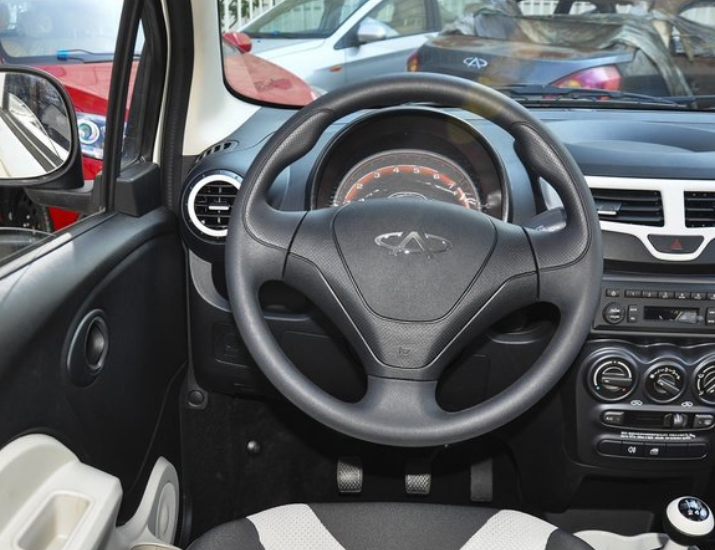 奇瑞qq内饰简洁大方也很实用,用料和做工都很好,出众不该只是设计感