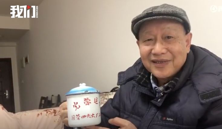 工厂发的印有"光荣退休"字样的杯子,李年风一直在使用.