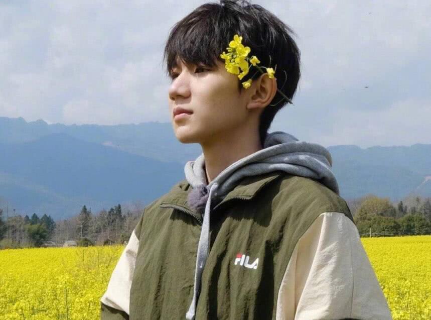 王源现身云南油菜花海 头簪菜花惹人爱