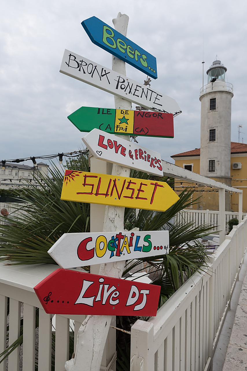 的风还是吹到了xx""我在xx等你很久了"…所谓"网红路牌"纵然相隔万里