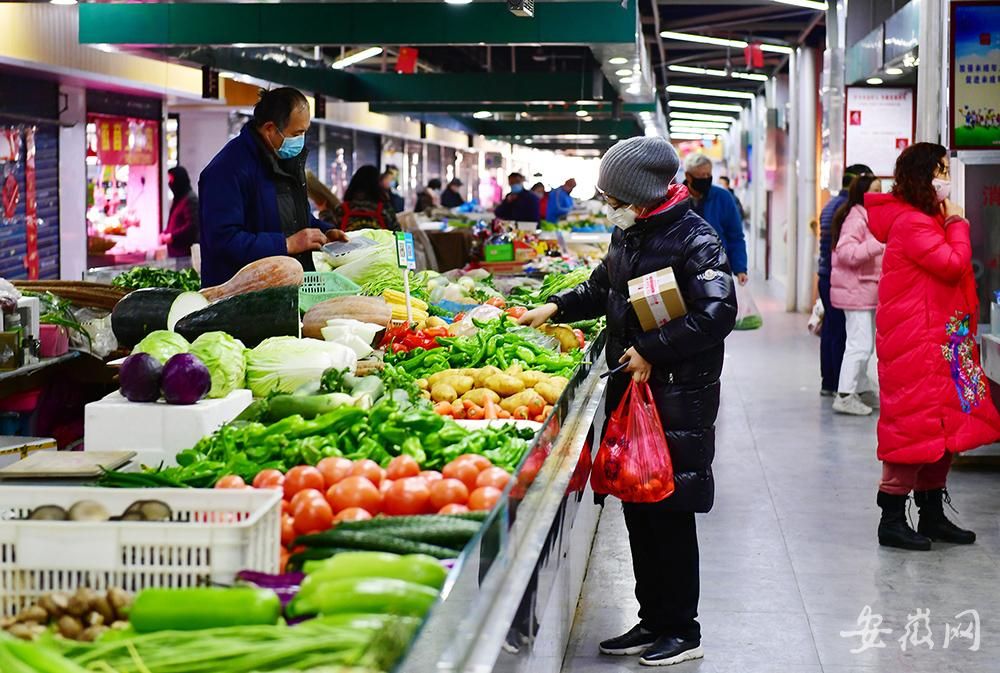 探访疫情下的合肥菜市场:限时营业买菜需戴口罩 卖菜不允许吆喝