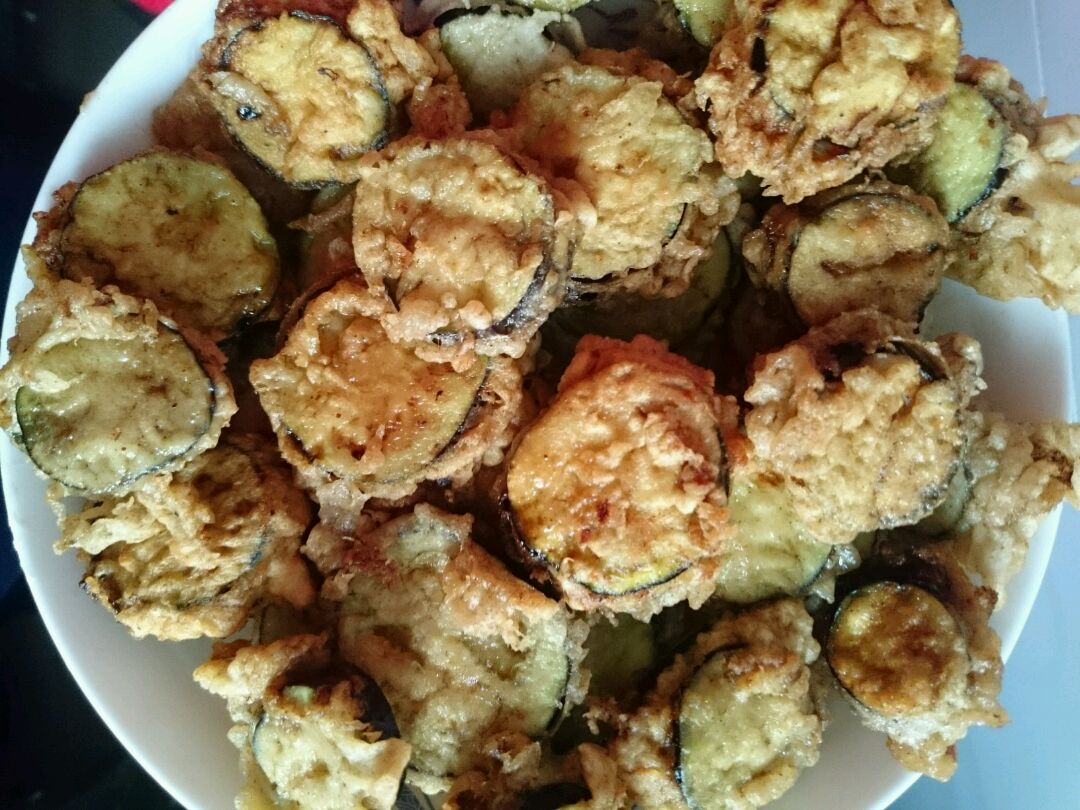 还在做红烧茄子?教你做一道玻璃茄子,香甜酥脆,两盘根本不够吃