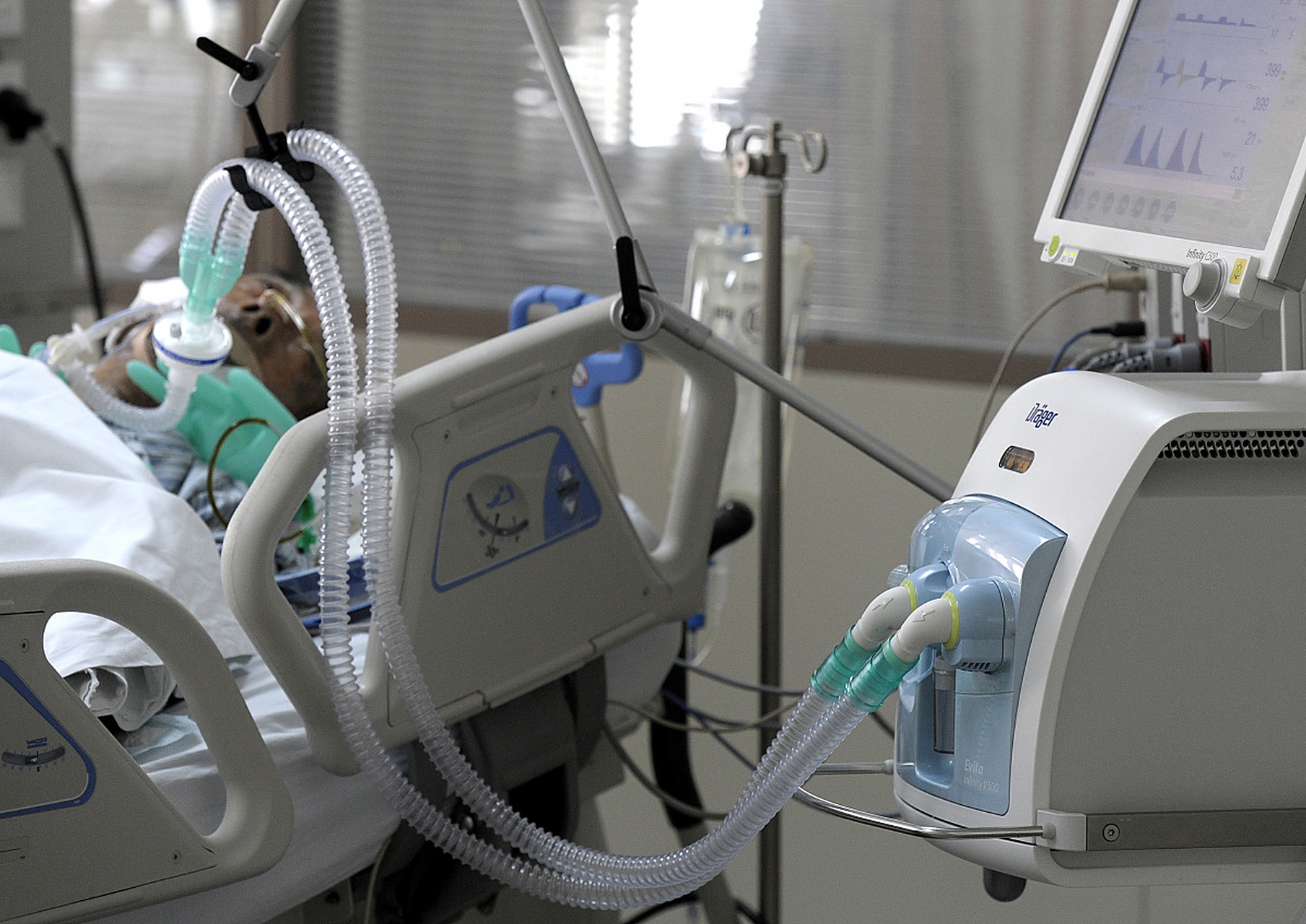 然而,他的母亲和女儿却决定拔掉他的呼吸机.