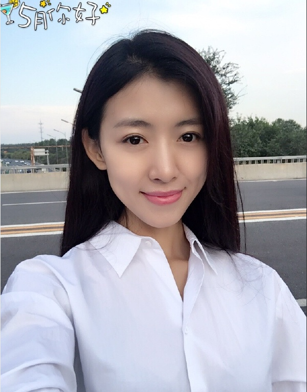 清新脱俗的美女演员,毕业于解放军艺术学院,看起来很有魅力
