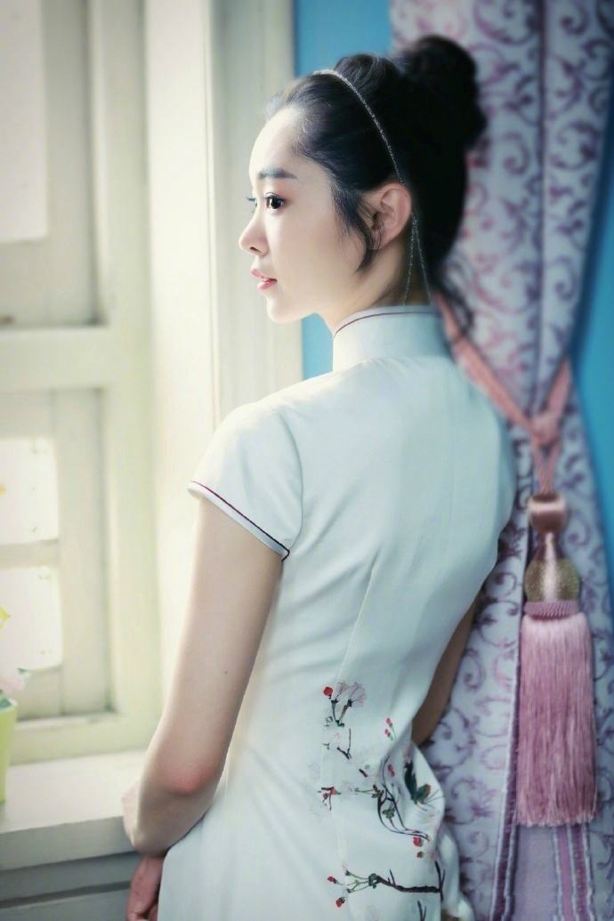 女明星们都穿白色旗袍,孙怡最清纯,秦岚最典雅,最经典还是她!