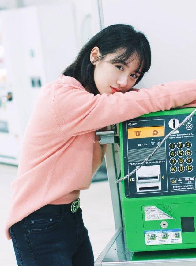 袁冰妍美成初恋,穿橘粉色毛衣搭配牛仔裤,简约少女直撩人心!