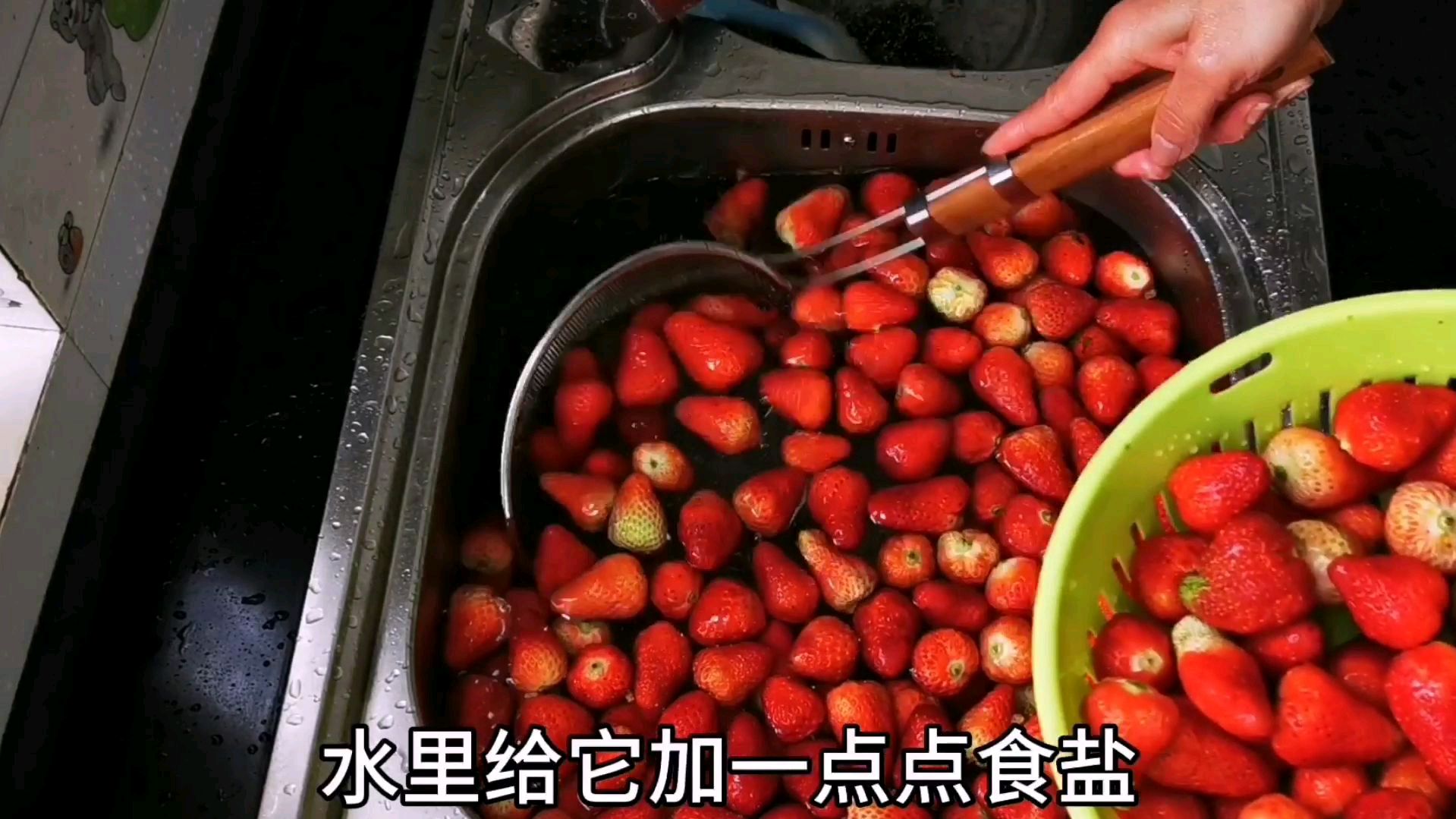 草莓酱无添加,原来浓稠不变色的草莓酱做法这么简单,一学就会