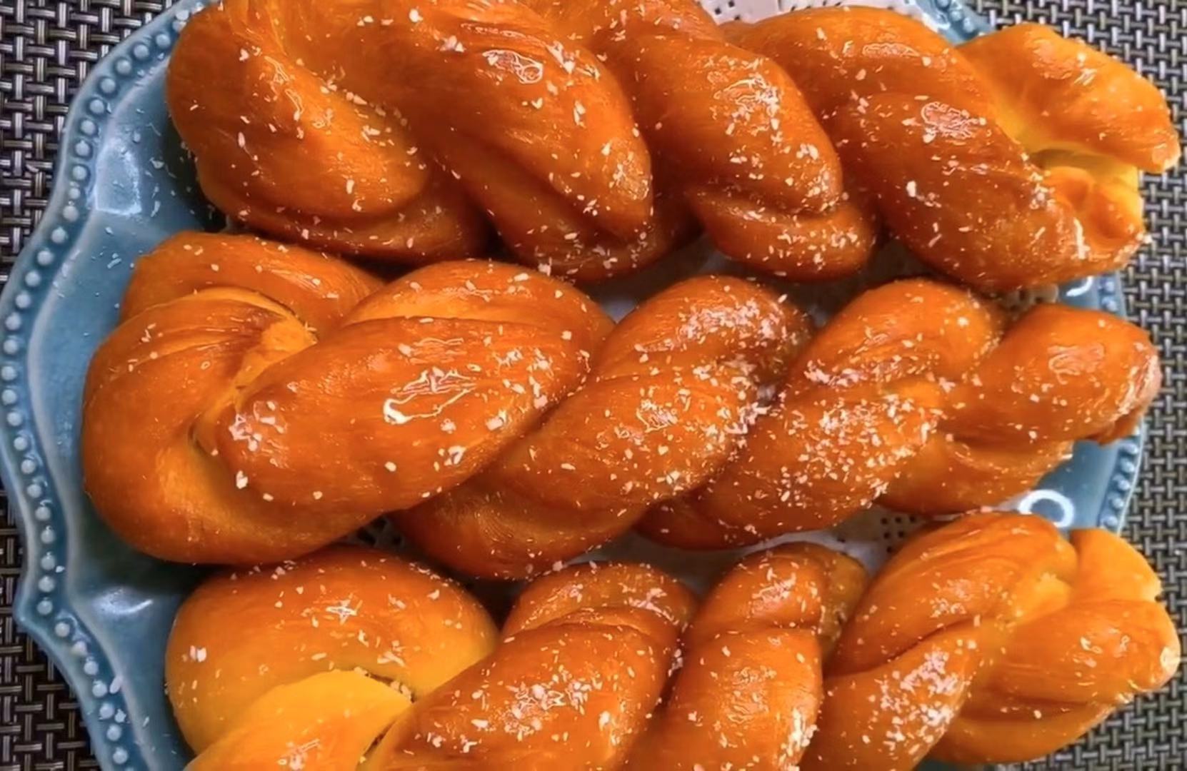 面粉别只会做馒头,试试这个蜂蜜大麻花,松软香甜比面包都好吃