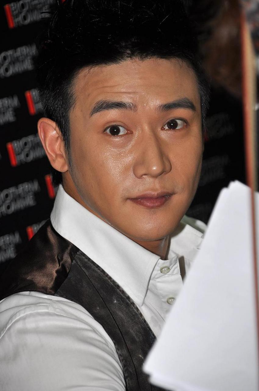 在《我们的美好生活》中,陆毅看见谢娜的第一句话就是"假发套吧!