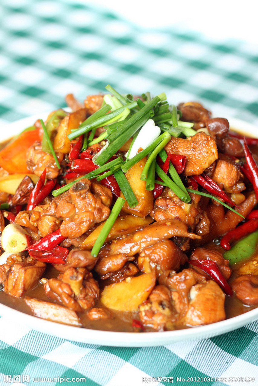 97大盘鸡,西北风味,鲜嫩鸡肉搭配软糯土豆,秘制酱料煸炒炖煮,青椒