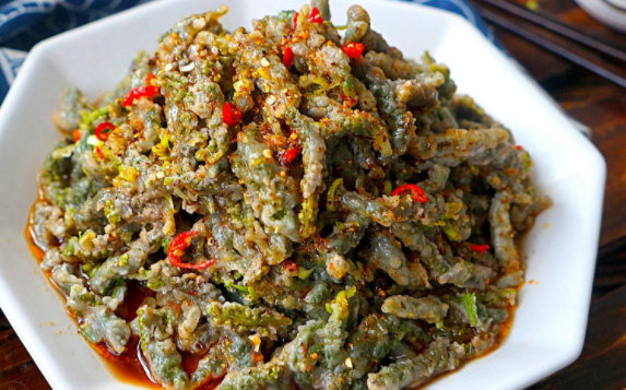 它是树上面挂的"毛毛虫",人们抢着吃,不用炒不用炸上桌就抢光