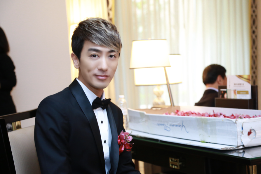 于子蛟亮相2018今日头条盛典 现场明星云集