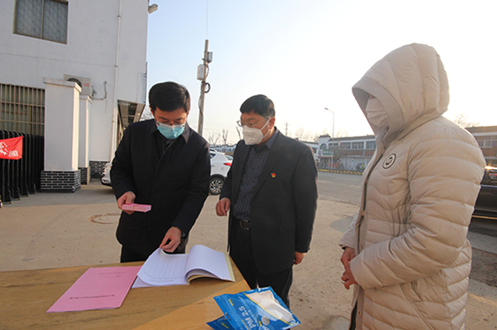 滕州市南沙河镇领导督导农村社区疫情防控工作