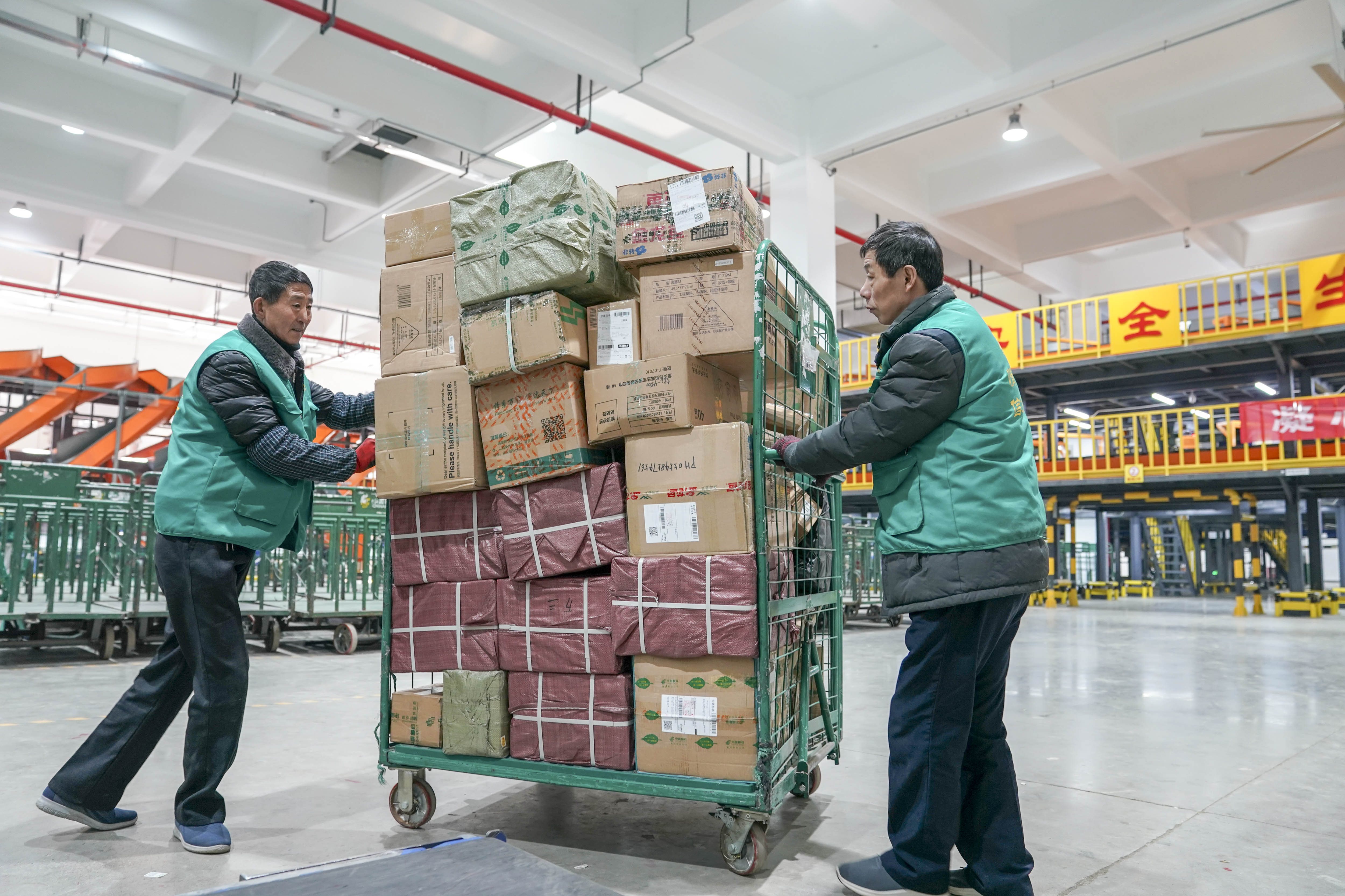 重庆:邮政分拣员春节坚守岗位传递祝福(3)