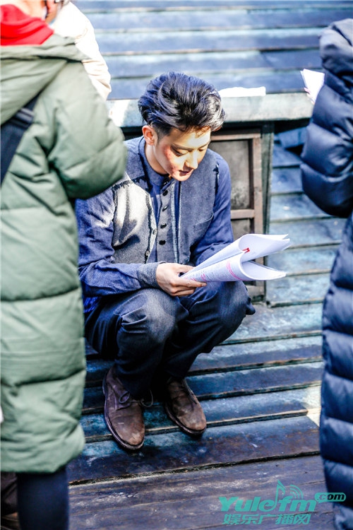 黄子韬最新片场照片,带伤妆读剧本拍戏超认真
