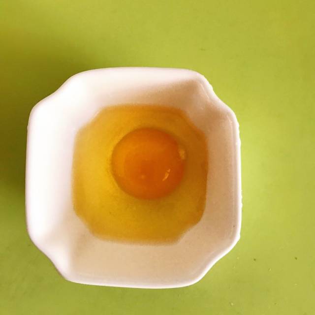 第1步,一个生鸡蛋打入碗中
