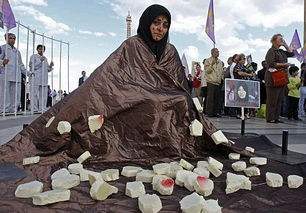 石刑属于酷刑?在伊斯兰教法里,受刑者的家属必须得扔石头