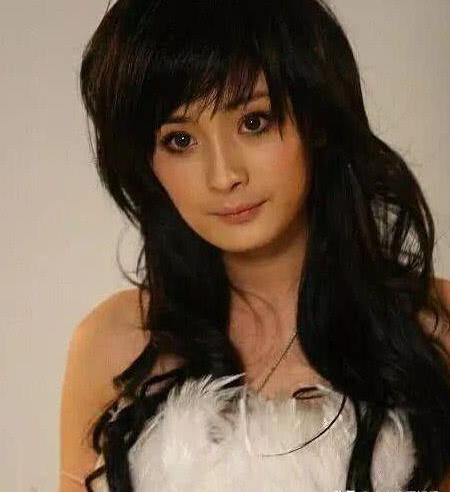 杨幂出道前照片曝光,"浓妆艳抹"仙气全无,网友:脸咋这么方?