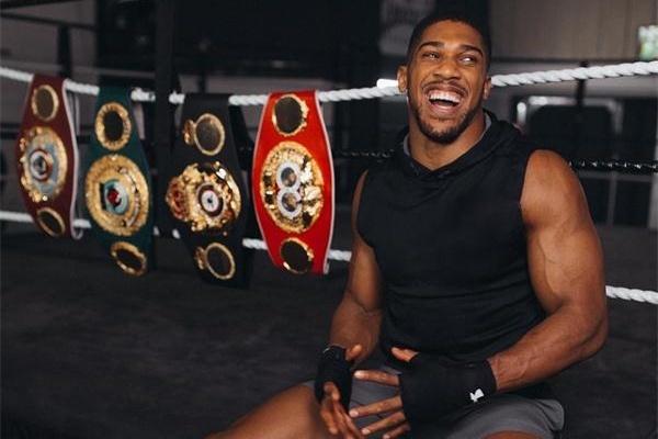 拳王约书亚迪拜度假不忘卖力训练,c罗与其合照,被调侃小鸟依人