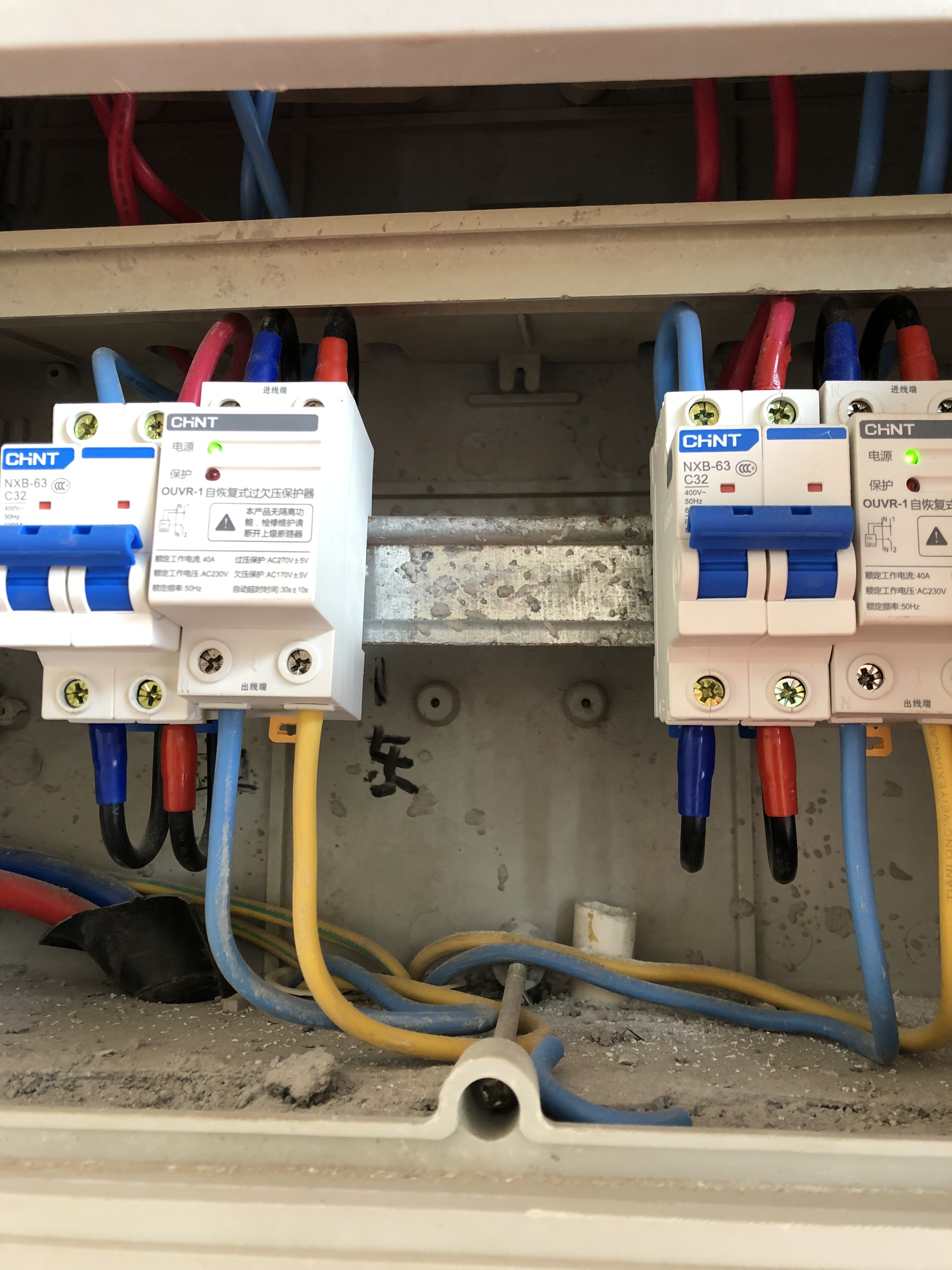 380v三相电的电盒里有两根露在外面的电线,如何区分零线和地线?