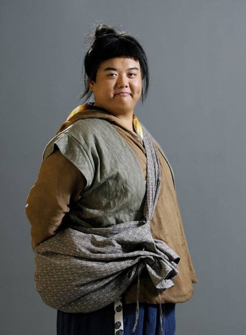 为了帮助大家寻找食物,茂山答应了霹雳堂主罗如烈的变态要求,把自己的