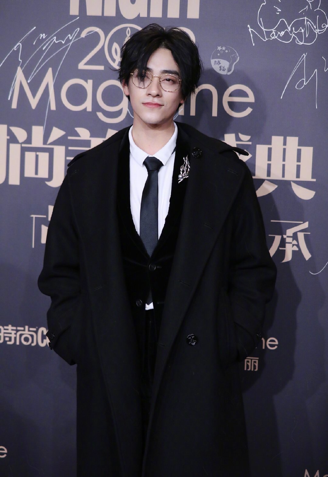 cosmo时尚盛典,郑云龙金丝眼镜,杀伤力十足