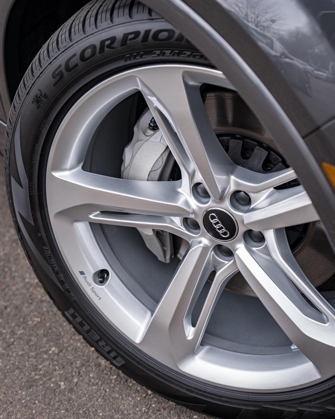 奥迪q7灰色的外观,刀锋样式的轮毂