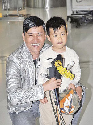 吕良伟儿子照光曝光,肥嘟嘟富态十足,颜值完全不在线