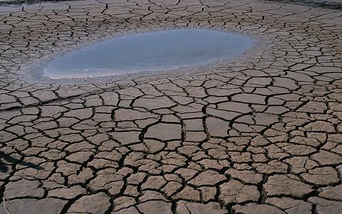 其实,我国水资源分布也是十分不均衡的,南方多水,北方少水,因而也早早