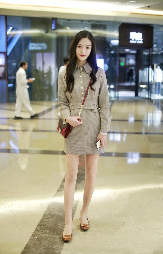 时尚靓丽的短裙美女,散发青春活力,塑造完美少女形象!