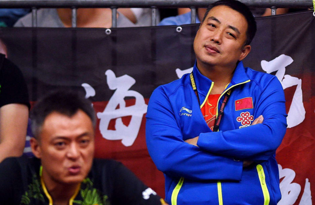 福原爱比赛结束后找中国队借奖牌拍照,刘国梁一句话引发观众爆笑