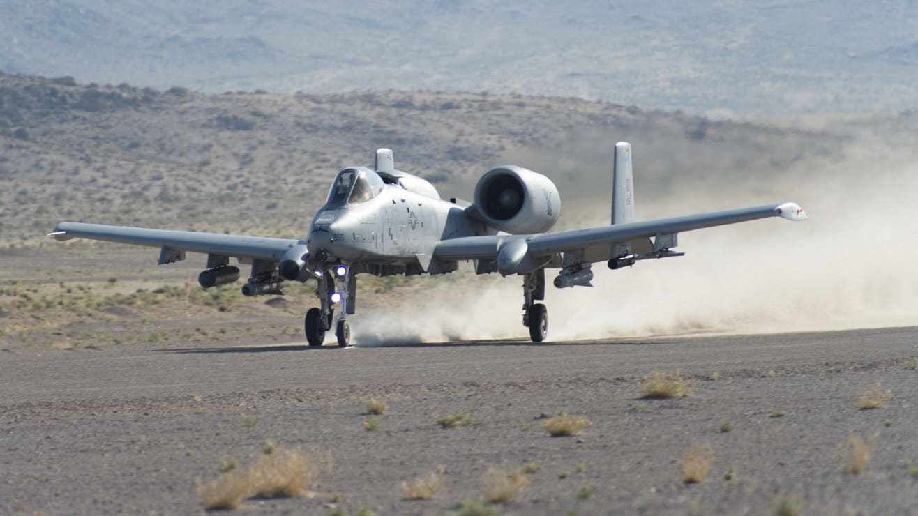 雷霆归来,"疣猪"a-10战机展示了其在简易跑道短距起降的能力
