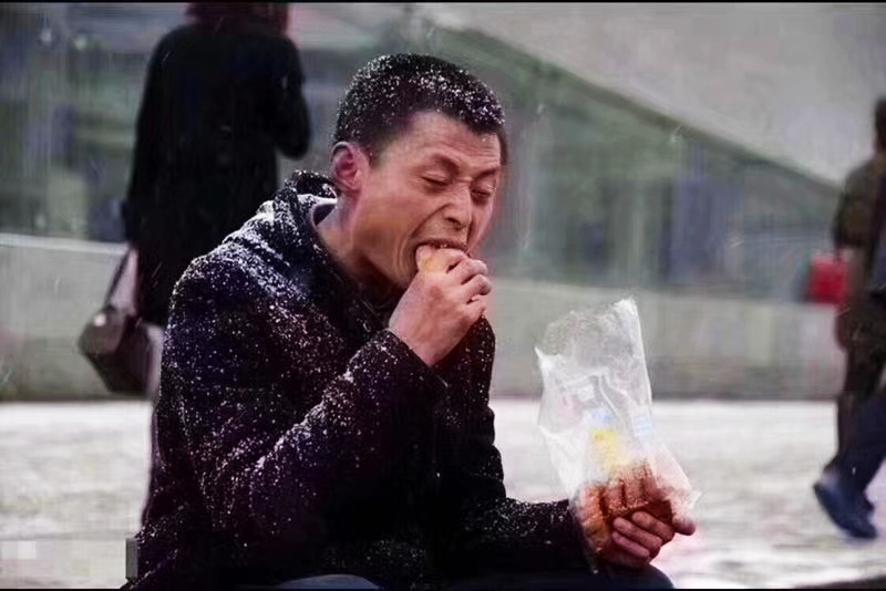 是什么让雪地小哥黯然泪下?网友:生活不易且行且努力