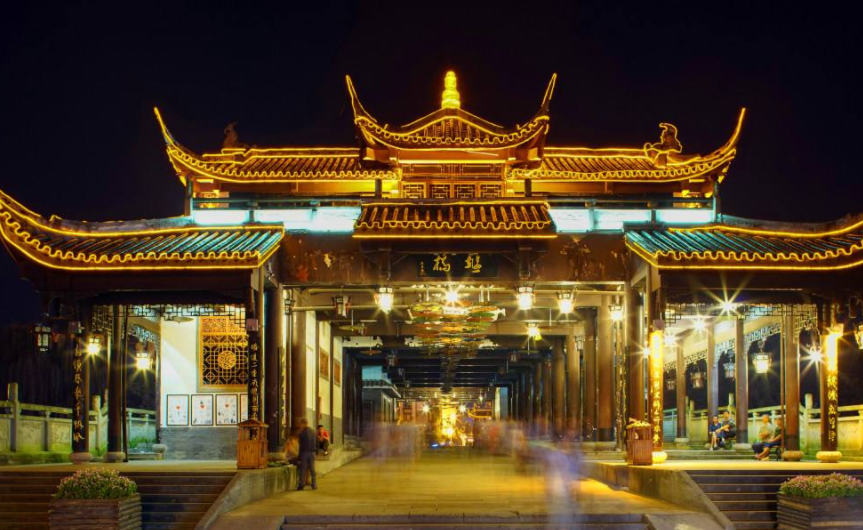 文昌街是古镇上最主要的特色商业街,街上有美食,休闲,娱乐,民俗文化等