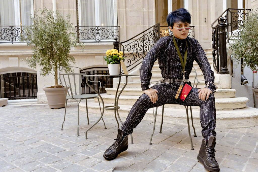 陈志朋"银河套装"要火啊,手机壳搭配套装很有趣,不作妖还是帅