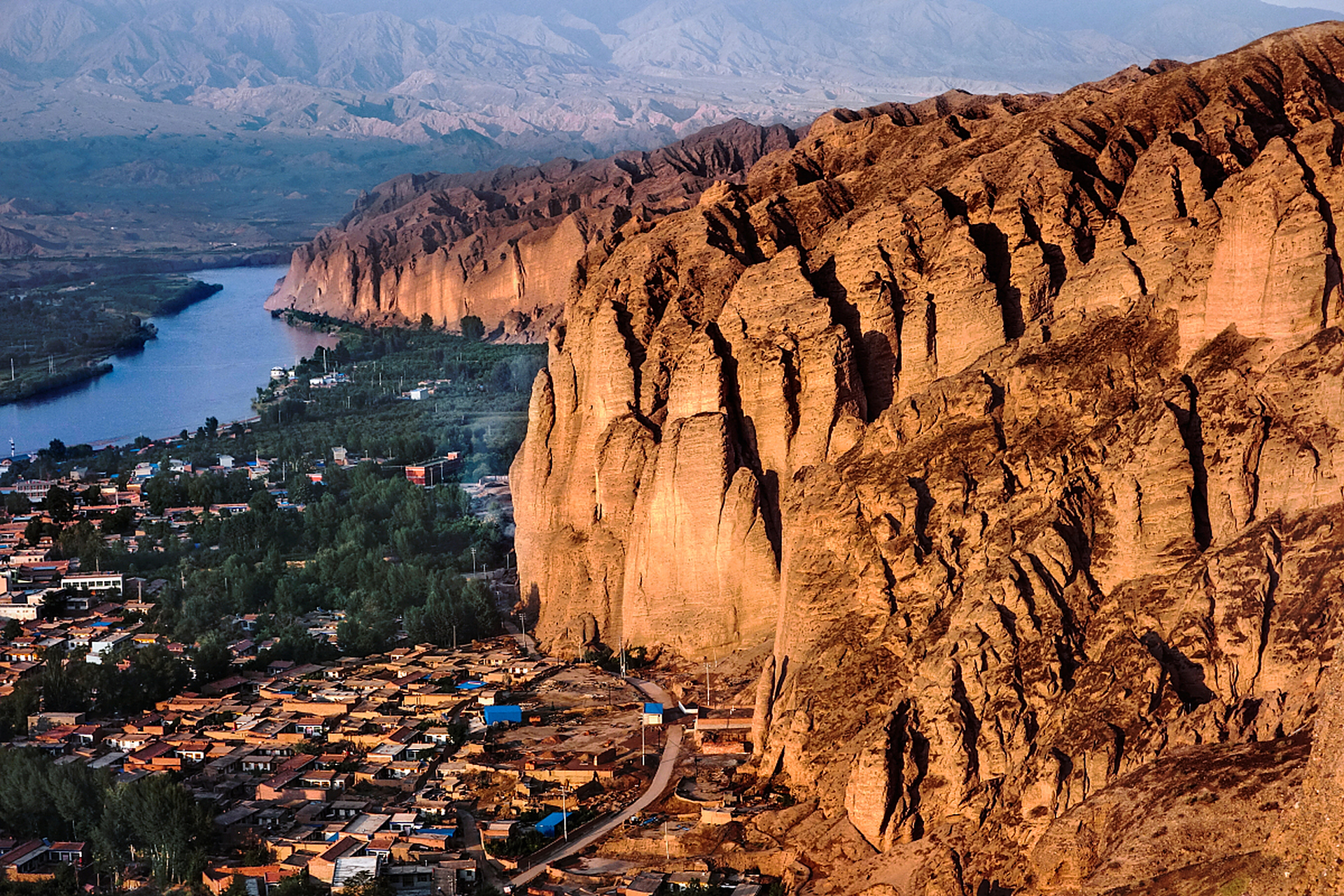 黄河石林,位于甘肃省白银市景泰县,黄河石林是一座集地貌特征,地质