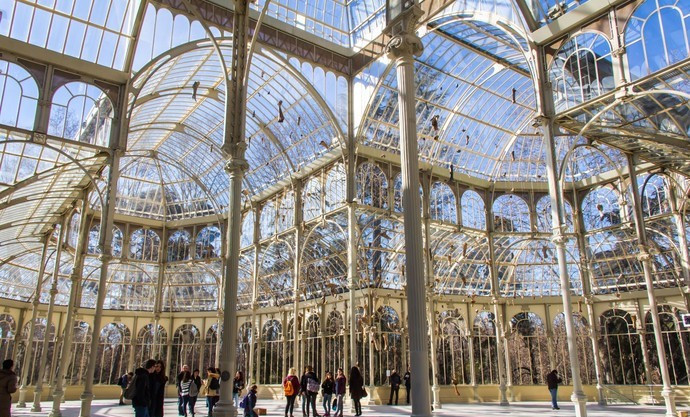 公园最著名的建筑是由玻璃建造的水晶宫,已经有386年的历史!