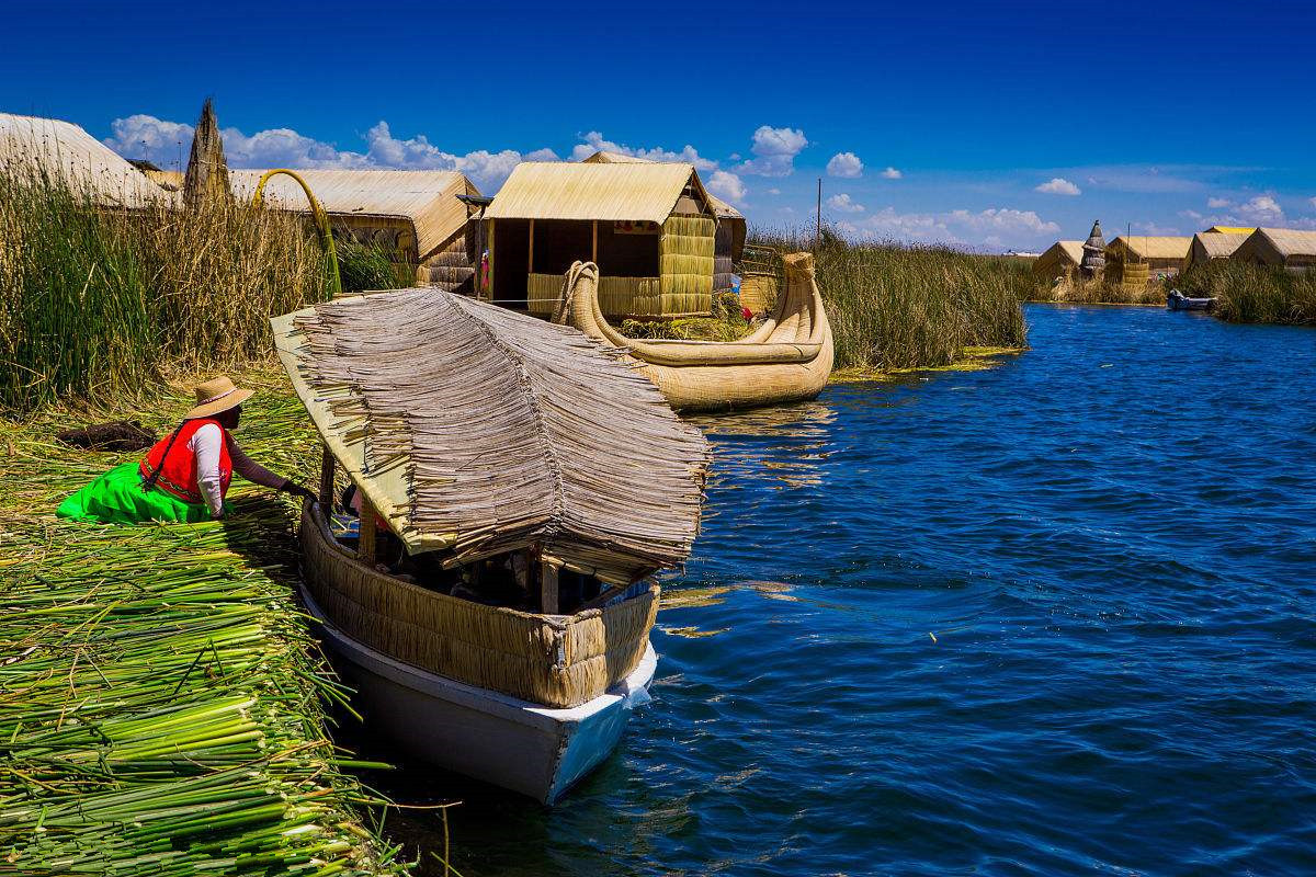 今天,仍有数百人居住在这些漂流岛上.