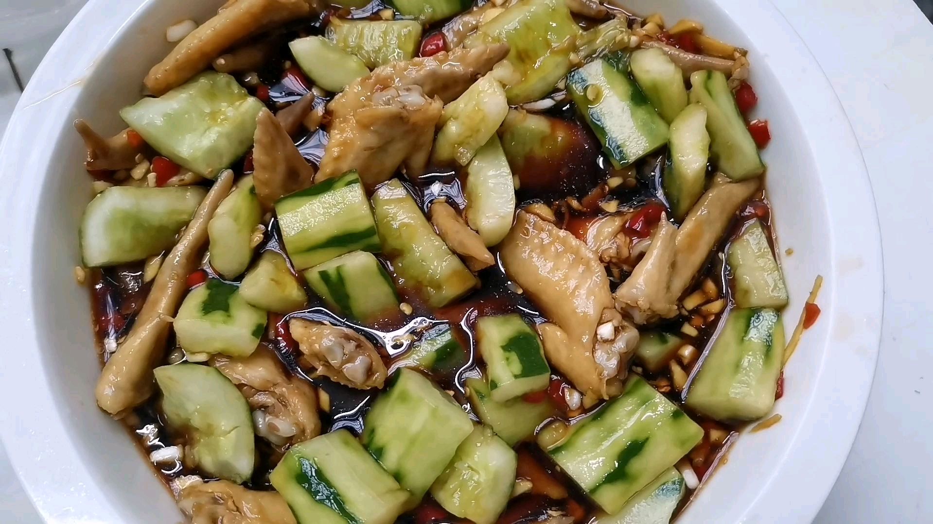 因疫情宅在家里烦腻久了,不如来一份酸爽可口的酸辣鸡尖,超好吃