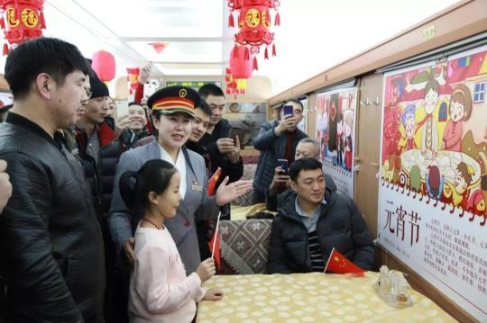 小年夜,牡丹江到北京的t298次列车上乘客学习民俗过小年